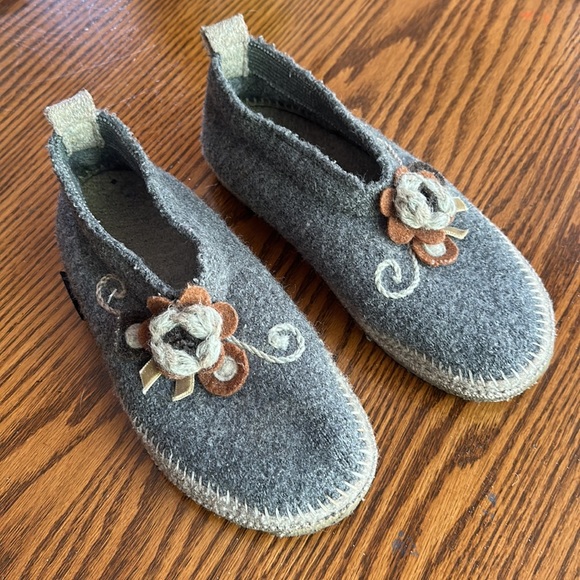Giesswein Shoes Giesswein Austria Boiled Wool Floral Slippers With Arch Support Size 4